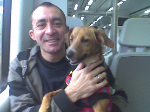 Sarita en el tren de cercanias con mi marido Jose.