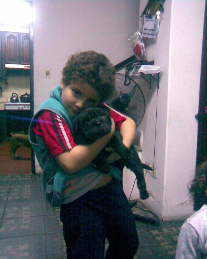 mi hijo con nuestra sharpei de nombre dana