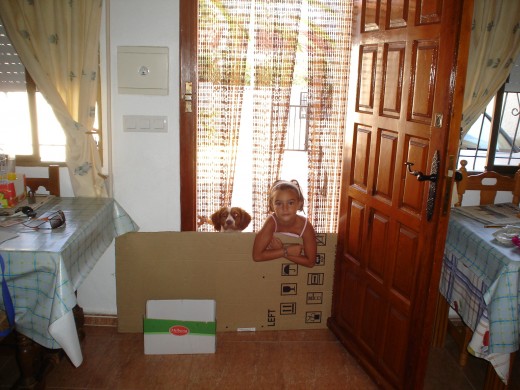 La niña imitando a la perrita que estaba mojada por que la habíamos bañado y no la dejabamos entrar en casa.