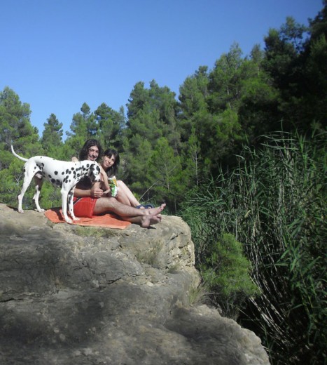 Estamos mi hermano Jose y yo con Duke en nuestro lugar preferido. No se si conoceis Moratalla pero es un pueblo  donde hay mucho monte, rio y muchas pozas para pasarlo en grande. 
Aquí estamos en una de nuestros días de monte.